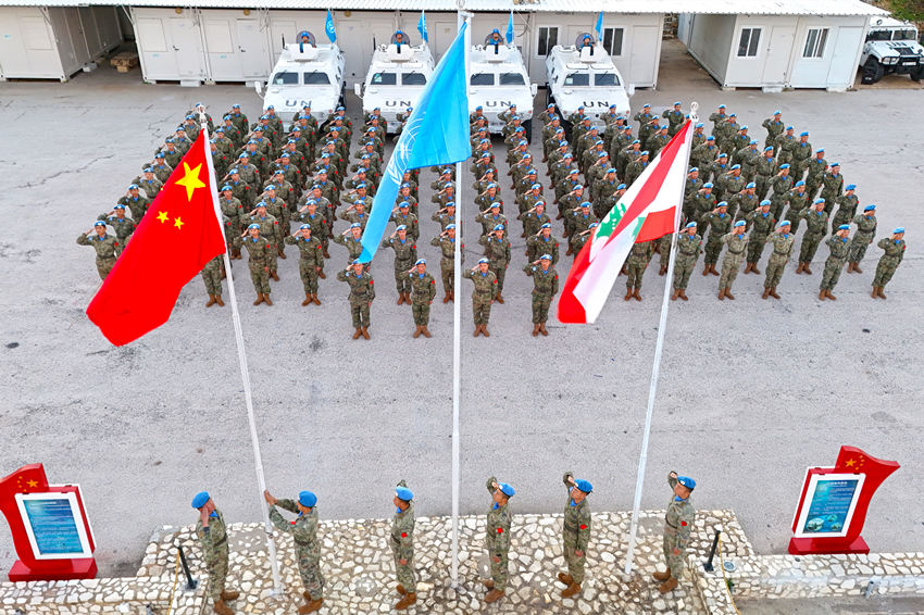 1月1日，中國(guó)第22批赴黎巴嫩維和官兵們舉行升旗儀式。胡光明攝