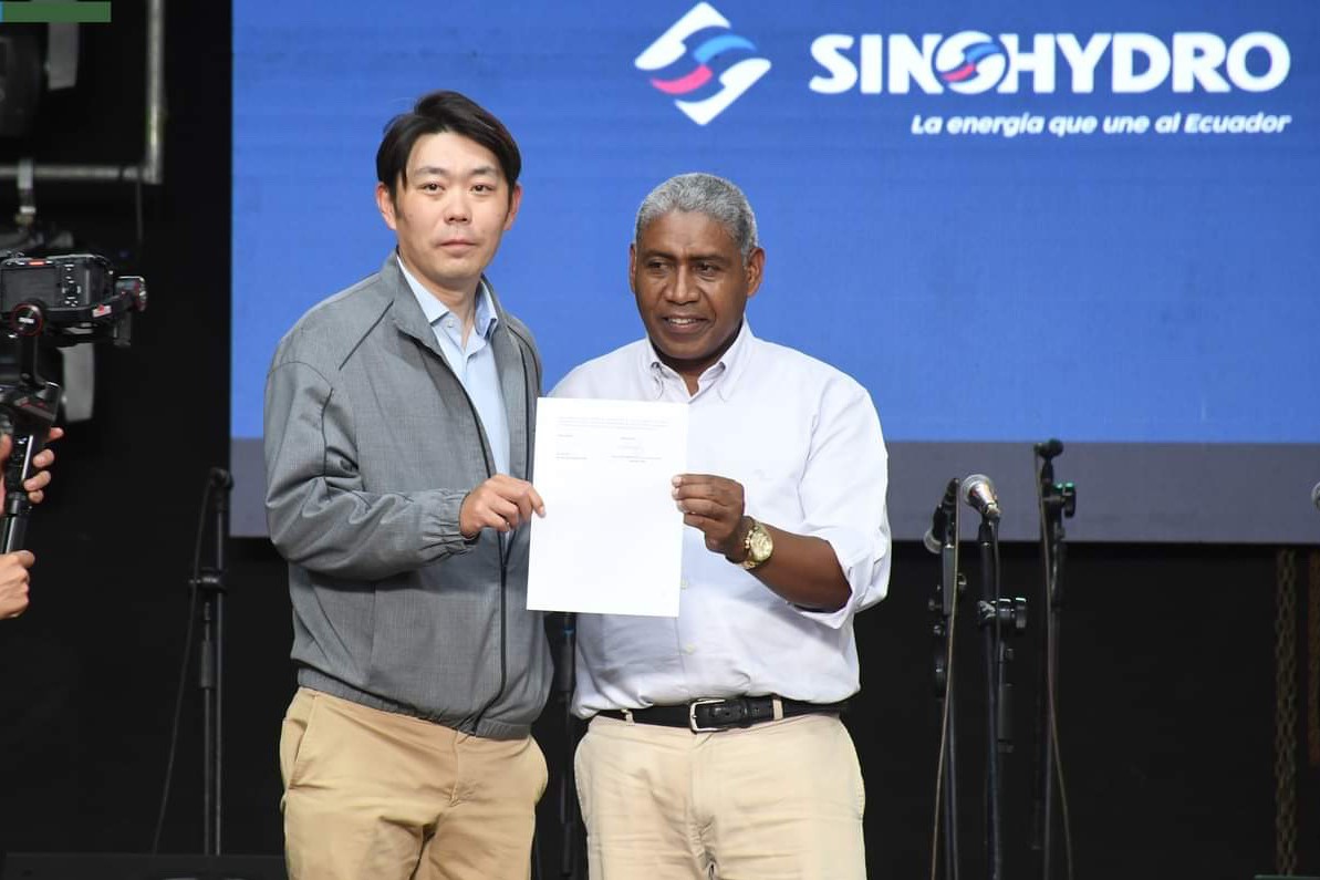 中國電建厄瓜多爾國別代表白納（左）代表中國電建向厄瓜多爾埃爾查科市康復(fù)中心捐贈(zèng)了一批康復(fù)器材，埃爾查科市市長奧斯卡·德拉克魯斯·卡瓦蒂霍（右）對(duì)中國企業(yè)的善舉表示感謝。中國電建厄瓜多爾代表處供圖