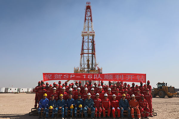 12月25日，中石化國工科威特分公司SINOPEC-16隊在科威特北部油區(qū)順利開鉆。中石化供圖