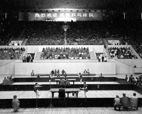 圖為1971年4月13日，中華全國體育總會舉行歡迎儀式，歡迎前來中國進(jìn)行訪問的美國乒乓球代表團(tuán)。中美兩國乒乓球運動員在北京首都體育館進(jìn)行了友誼比賽。新華社發(fā)