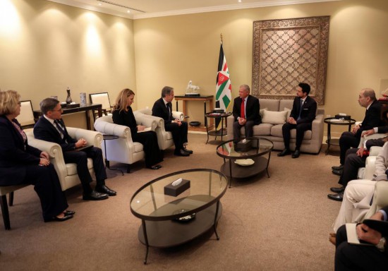 1月7日，約旦國(guó)王阿卜杜拉二世（中右）在安曼會(huì)見(jiàn)到訪的美國(guó)國(guó)務(wù)卿布林肯（中左）。新華社發(fā)（約旦王宮供圖）