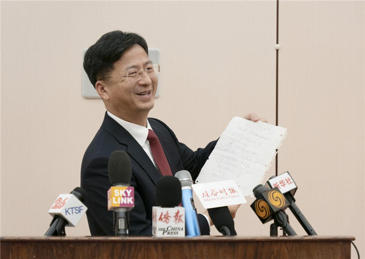 張建敏總領(lǐng)事向媒體展示領(lǐng)區(qū)小學(xué)生來信。中國駐舊金山總領(lǐng)館供圖