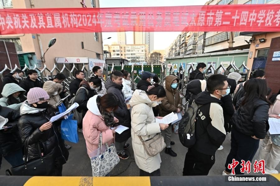 2023年11月26日，山西省太原市，考生步入考場。當(dāng)日，中央機(jī)關(guān)及其直屬機(jī)構(gòu)2024年度考試錄用公務(wù)員公共科目筆試開考。<a target='_blank' href='/'><p  align=