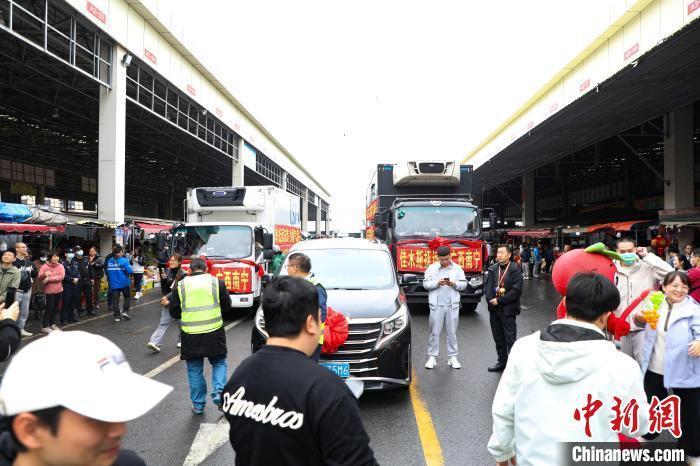運(yùn)載蔓越莓車隊(duì)前，不少民眾正在圍觀打卡。 王偉臣 攝