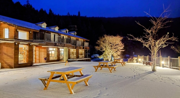 位在宜蘭縣內(nèi)的太平山森林游樂區(qū)23日凌晨開始下雪，園區(qū)翠峰山屋前一片雪白。圖片來源：臺(tái)灣“中央社”。