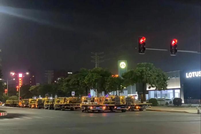 有多輛拖車出現(xiàn)在東莞寮步汽車城門口。視頻截圖