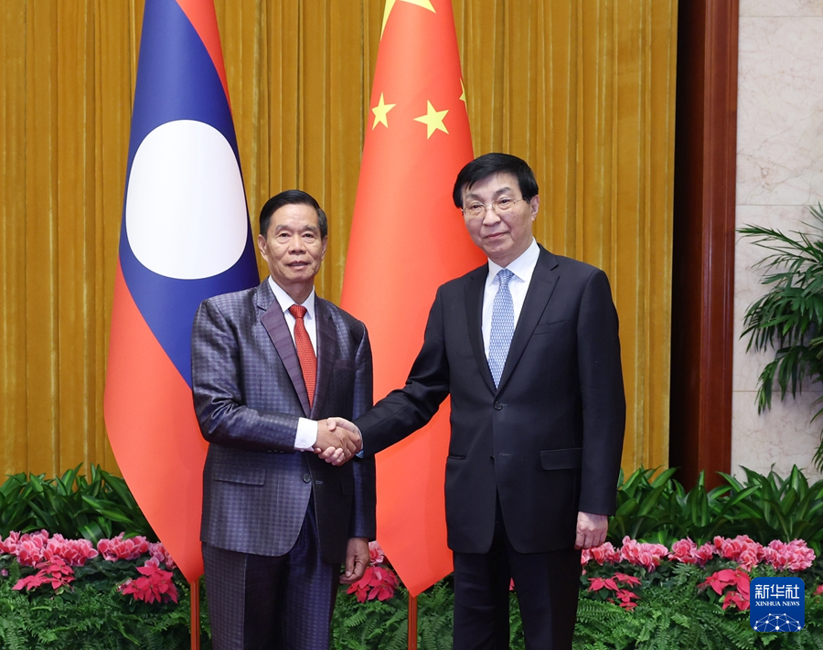 1月22日，中共中央政治局常委、全國(guó)政協(xié)主席王滬寧在北京會(huì)見(jiàn)老撾人民革命黨中央政治局委員、建國(guó)陣線中央委員會(huì)主席辛拉馮。新華社記者 王曄 攝