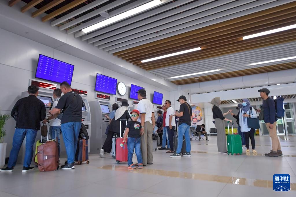 1月24日，在印度尼西亞雅加達(dá)哈利姆站，乘客使用自助取票機(jī)。新華社記者 徐欽 攝