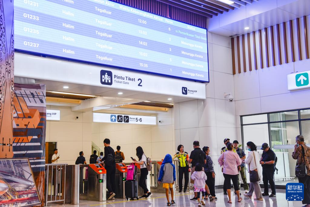 1月24日，在印度尼西亞雅加達(dá)哈利姆站候車大廳，乘客刷票前往站臺(tái)。新華社記者 徐欽 攝
