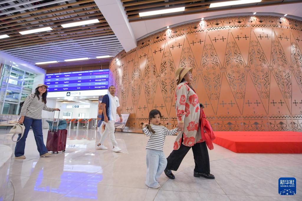 1月24日，在印度尼西亞雅加達(dá)哈利姆站，乘客在候車大廳內(nèi)行走。新華社記者 徐欽 攝