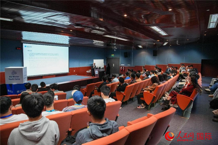 圖為23日，中國學(xué)生在聽取講座。人民網(wǎng)塔里克·易卜拉欣攝