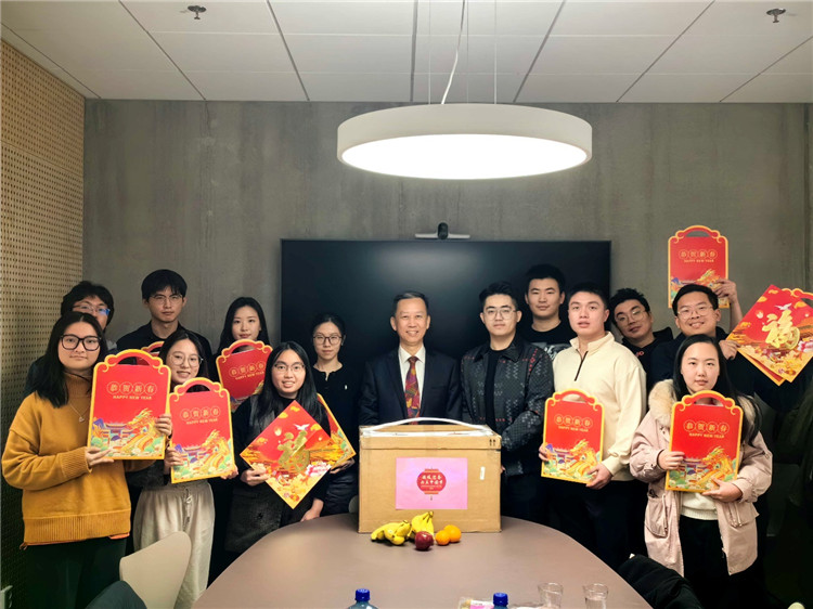 中國駐瑞典大使崔愛民看望慰問瑞典隆德大學中國留學生。中國駐瑞典大使館供圖