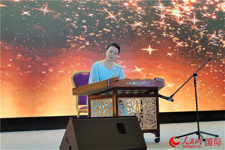 揚琴演奏家劉艮演奏《夢中的婚禮》。人民網記者 于宏建攝