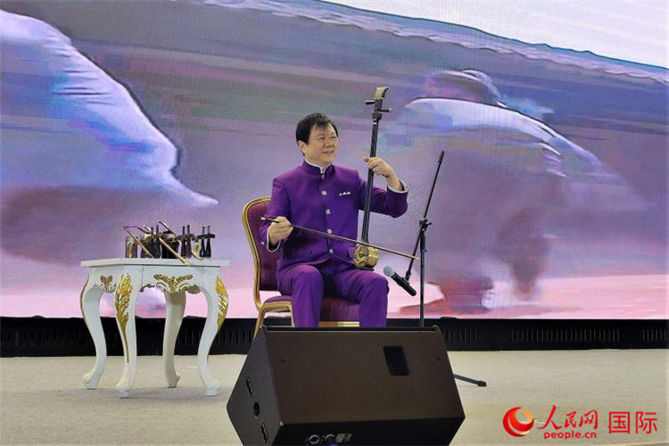 二胡演奏家、國家一級演員王之輝演奏《新春樂》。人民網記者 于宏建攝