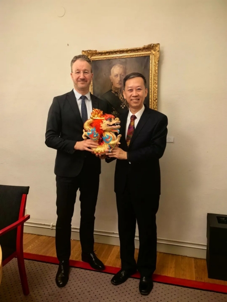 中國(guó)駐瑞典大使崔愛民（右）會(huì)見瑞典外交部外貿(mào)總司長(zhǎng)嚴(yán)波（左）。中國(guó)駐瑞典大使館供圖