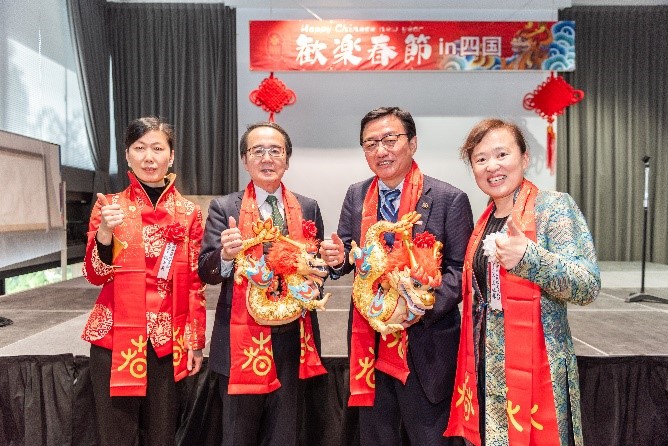 向池田知事、大西市長(zhǎng)贈(zèng)送“歡樂(lè)春節(jié)“吉祥龍。從左到右為魏有美副總領(lǐng)事、池田豊人知事、大西秀人市長(zhǎng)、馬曉琛主任。中國(guó)駐大阪旅游辦事處供圖