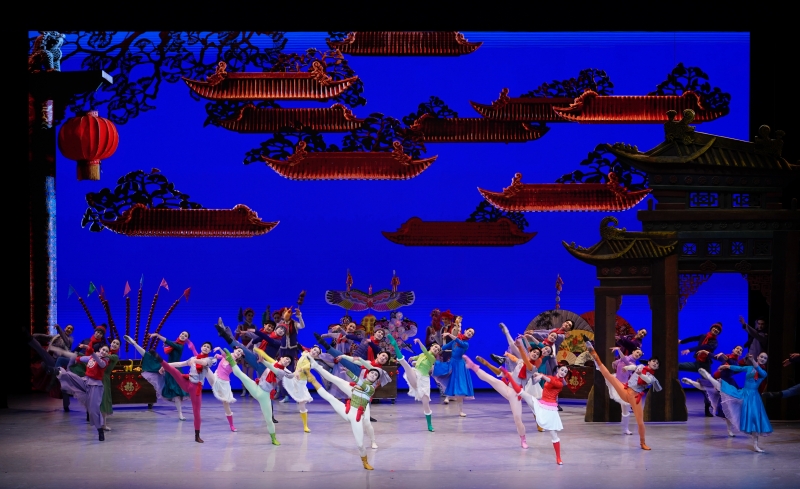 1月26日晚，中央芭蕾舞團(tuán)賀歲芭蕾舞劇《過年》作為開幕演出，亮相阿布扎比國際藝術(shù)節(jié)，圖為劇照。中央芭蕾舞團(tuán)供圖