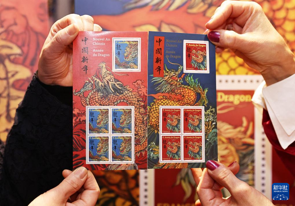 這是1月26日在法國巴黎拍攝的龍年生肖紀(jì)念郵票。新華社記者 高靜 攝