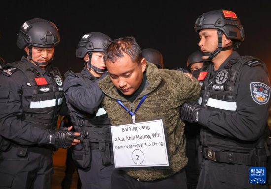 1月30日，在緬甸內比都國際機場，緬甸警方依法向我公安機關移交緬北重大犯罪嫌疑人白應蒼。新華社記者 殷剛 攝