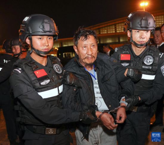 1月30日，在緬甸內比都國際機場，緬甸警方依法向我公安機關移交緬北重大犯罪嫌疑人魏懷仁。新華社記者 殷剛 攝