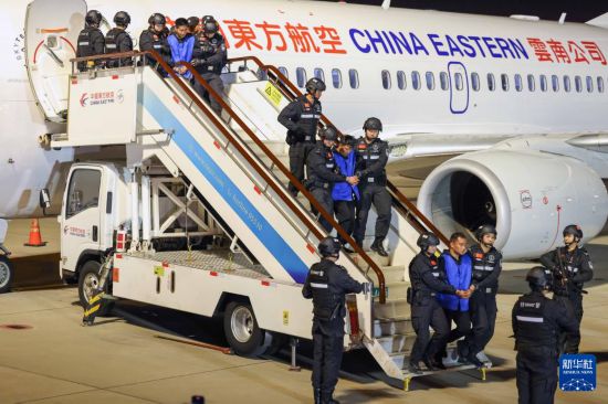 1月30日，在云南昆明長水機場，白所成、白應蒼、魏懷仁、劉正祥、劉正茂、徐老發(fā)等10名緬北重大犯罪嫌疑人被我公安機關成功押解回國。新華社記者 殷剛 攝