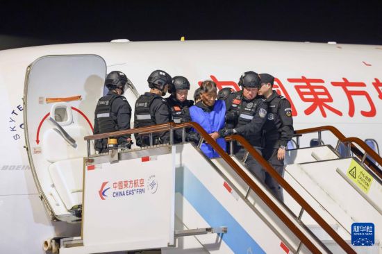 1月30日，在云南昆明長水機場，緬北重大犯罪嫌疑人白所成被我公安機關成功押解回國。新華社記者 殷剛 攝