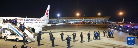 1月30日，在云南昆明長水機場，白所成、白應蒼、魏懷仁、劉正祥、劉正茂、徐老發(fā)等10名緬北重大犯罪嫌疑人被我公安機關成功押解回國。新華社記者 殷剛 攝