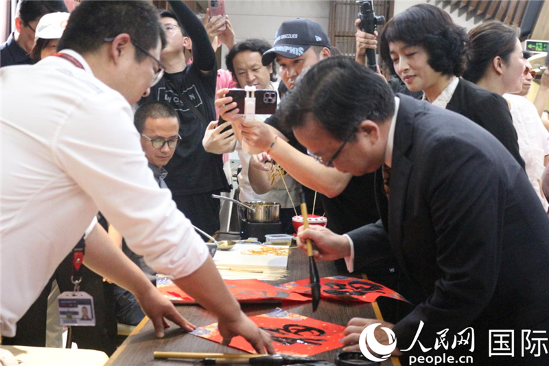 中國駐菲律賓大使黃溪連出席活動并與留菲學子共迎新春。人民網(wǎng)記者樊帆 攝