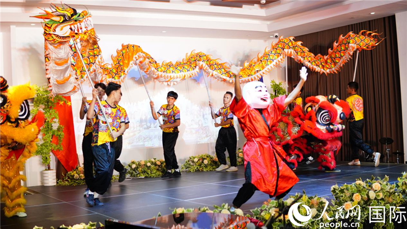 在菲留學生通過舞龍舞獅表演呈現(xiàn)中華優(yōu)秀傳統(tǒng)文化魅力。人民網(wǎng)記者樊帆 攝