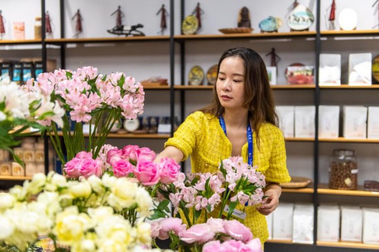 2023年7月1日，在位于湖南省長(zhǎng)沙市的湖南高橋大市場(chǎng)，中非經(jīng)貿(mào)博覽會(huì)常設(shè)展館展區(qū)肯尼亞館工作人員在整理產(chǎn)自非洲的鮮花。新華社記者 陳思汗 攝