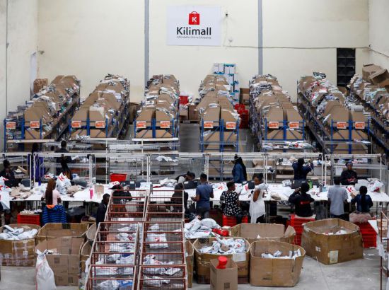2023年11月11日，在肯尼亞姆洛隆戈，Kilimall員工在倉(cāng)庫(kù)內(nèi)工作。新華社記者 李亞輝 攝