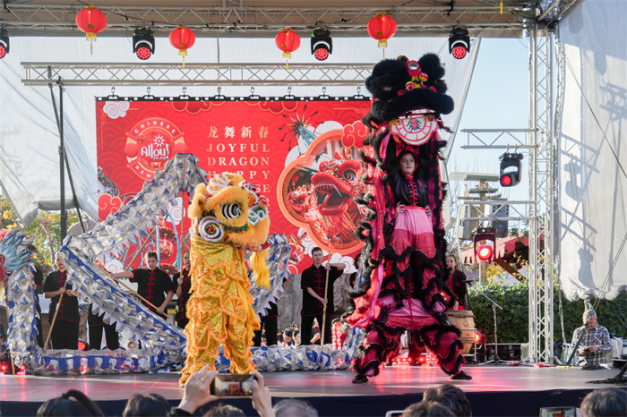 中國(guó)駐希臘大使館大使肖軍正與希方嘉賓為舞龍點(diǎn)睛。     希臘小朋友進(jìn)行舞龍舞獅表演?！吨邢r(shí)報(bào)》供圖