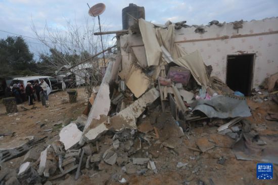 2月5日，在加沙地帶南部城市拉法，人們查看以軍空襲后的建筑廢墟。新華社發(fā)（哈立德·奧馬爾攝）