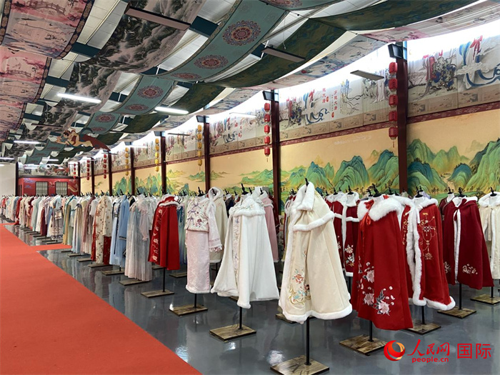 1月24日，在山東省菏澤市曹縣大集鎮(zhèn)穿越大唐漢服云倉直播基地展廳里擺放的漢服。 人民網(wǎng) 周琳佳攝