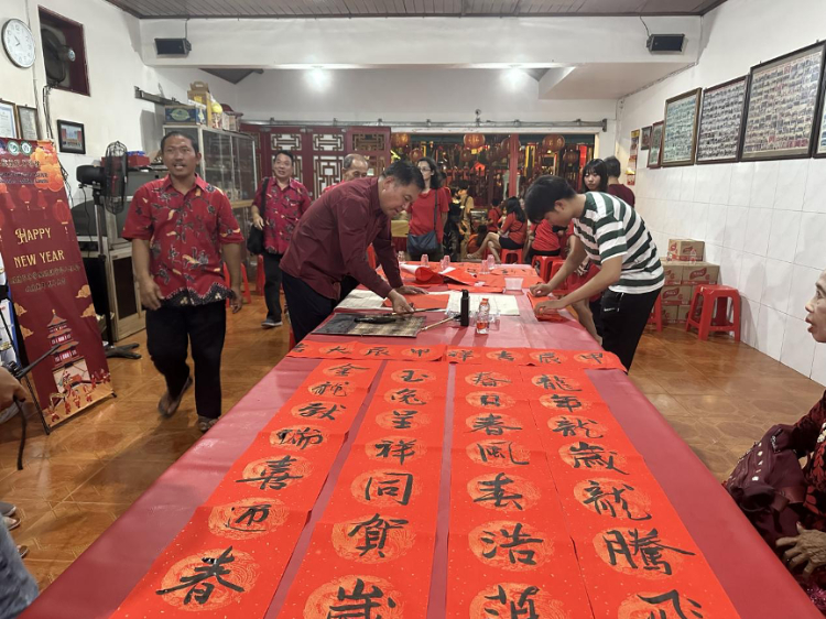 茍皓東為華人朋友現(xiàn)場寫春聯(lián)送福字。巴陵康孔子學(xué)院供圖