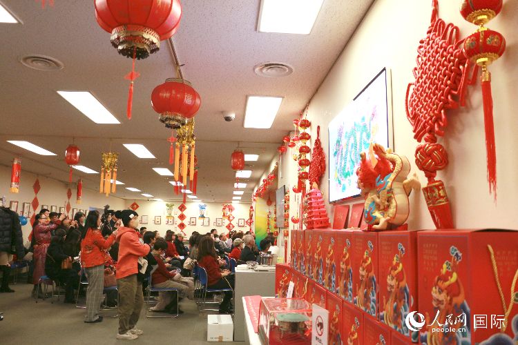 現(xiàn)場洋溢著濃郁的新春氛圍。人民網(wǎng) 許可攝