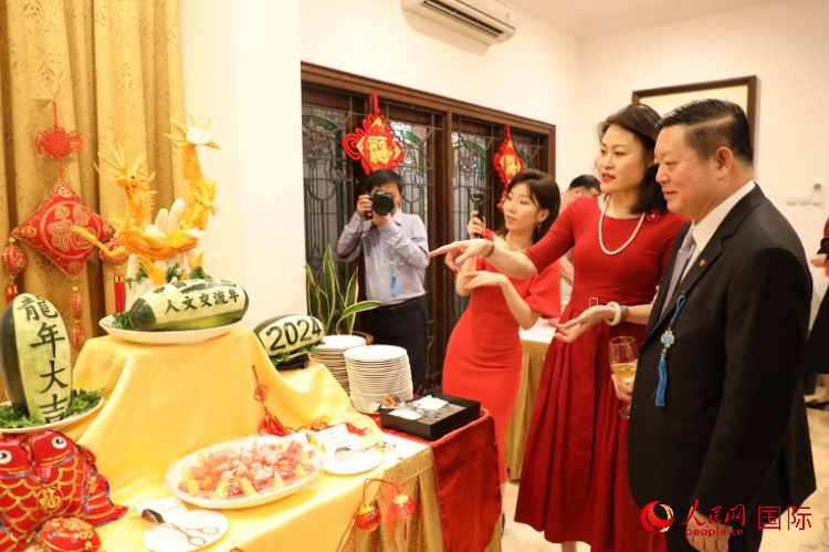 中國(guó)駐東盟大使侯艷琪（右二）同東盟秘書長(zhǎng)高金洪（右一）欣賞食雕。人民網(wǎng)記者 曹師韻攝