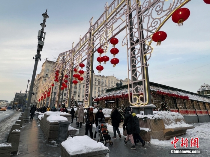 當(dāng)?shù)貢r(shí)間2月9日，中國(guó)農(nóng)歷新年慶?；顒?dòng)啟動(dòng)儀式在莫斯科市中心的卡梅爾格爾斯基巷舉行。圖為特維爾大街裝飾的中國(guó)大紅燈籠。<a target='_blank' href='/'><p  align=