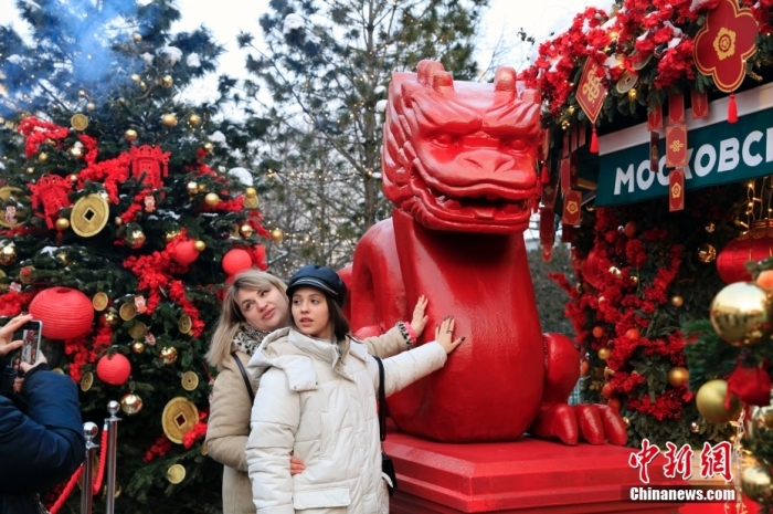 當(dāng)?shù)貢r(shí)間2月9日，中國(guó)農(nóng)歷新年慶?；顒?dòng)啟動(dòng)儀式在莫斯科市中心的卡梅爾格爾斯基巷舉行。中國(guó)駐俄大使張漢暉，俄羅斯外交部發(fā)言人扎哈羅娃，以及俄羅斯文化部和莫斯科市政府官員出席。慶祝活動(dòng)將持續(xù)至18日。圖為當(dāng)?shù)孛癖娫谔鼐S爾廣場(chǎng)與龍雕塑合影。