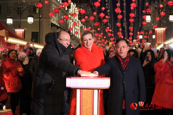 張漢暉、扎哈羅娃、科茲洛夫（從右至左）共同按下活動啟動按鈕。于子恒攝