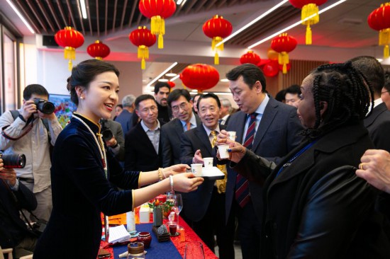 2月2日，人們在位于意大利羅馬的聯(lián)合國糧農(nóng)組織總部體驗中國茶藝。新華社記者李京攝