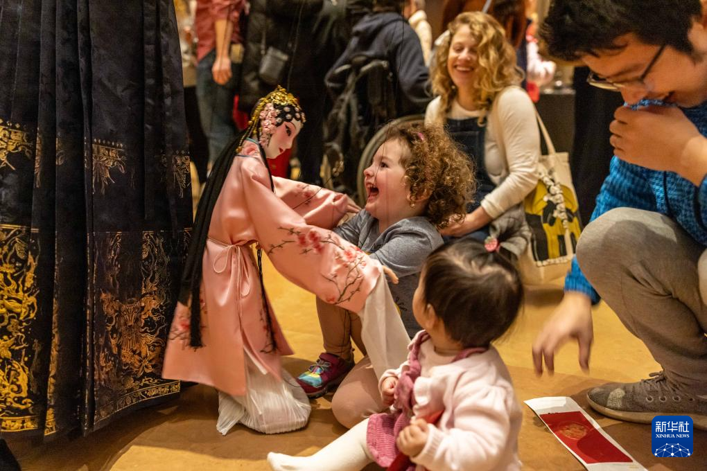 2月11日，孩子們在美國費城藝術博物館舉行的龍年迎新春活動上體驗木偶戲。新華社發(fā)（周煥新攝）