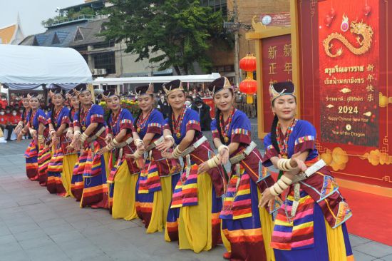 2月10日，演員在泰國(guó)曼谷唐人街舉行的“歡樂(lè)春節(jié)”活動(dòng)上跳舞。當(dāng)日，泰國(guó)“歡樂(lè)春節(jié)”文化活動(dòng)在曼谷唐人街舉辦。（新華社發(fā)，拉亨攝）