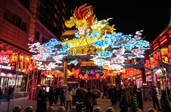 2月11日，游客在沈陽(yáng)中街游覽。春節(jié)期間，各地?zé)艋痂?、火?shù)銀花，呈現(xiàn)出一幕幕流光溢彩的視覺(jué)盛宴。（新華社記者潘昱龍攝）