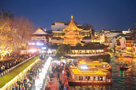 2月14日，游客在南京夫子廟景區(qū)賞燈游玩。（新華社發(fā)，蘇陽(yáng)攝）