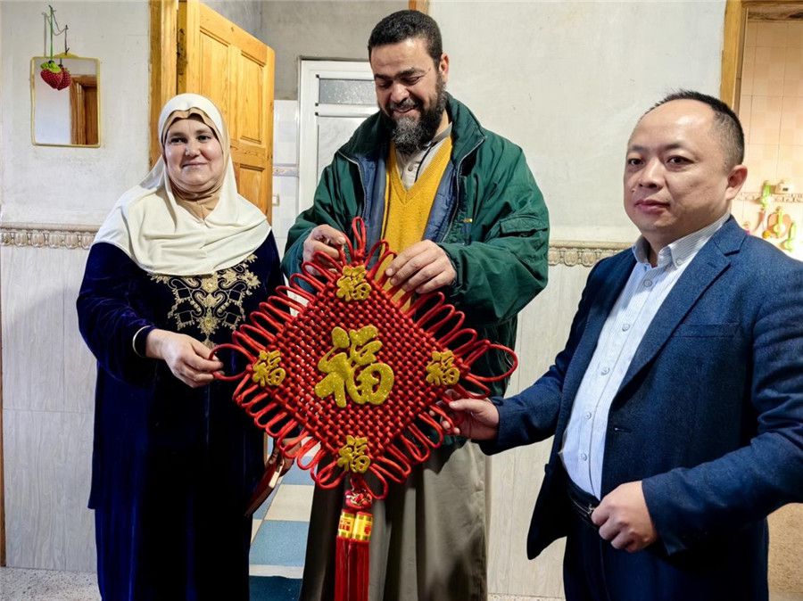 中國醫(yī)生向穆罕默德贈送中國新春福字。中國第28批援阿爾及利亞醫(yī)療隊塞地夫分隊供圖