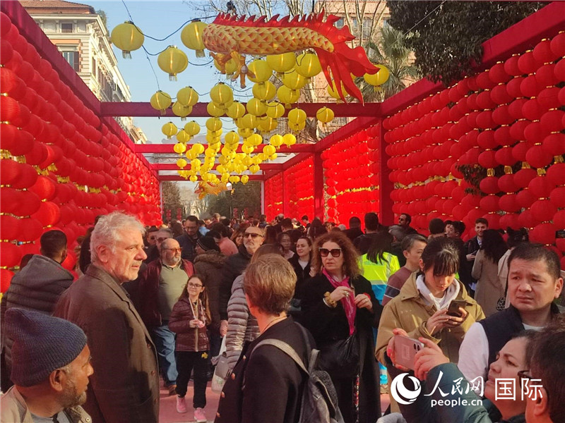 游園會入口處張燈結彩，人流如織。人民網(wǎng)記者鄭彬攝