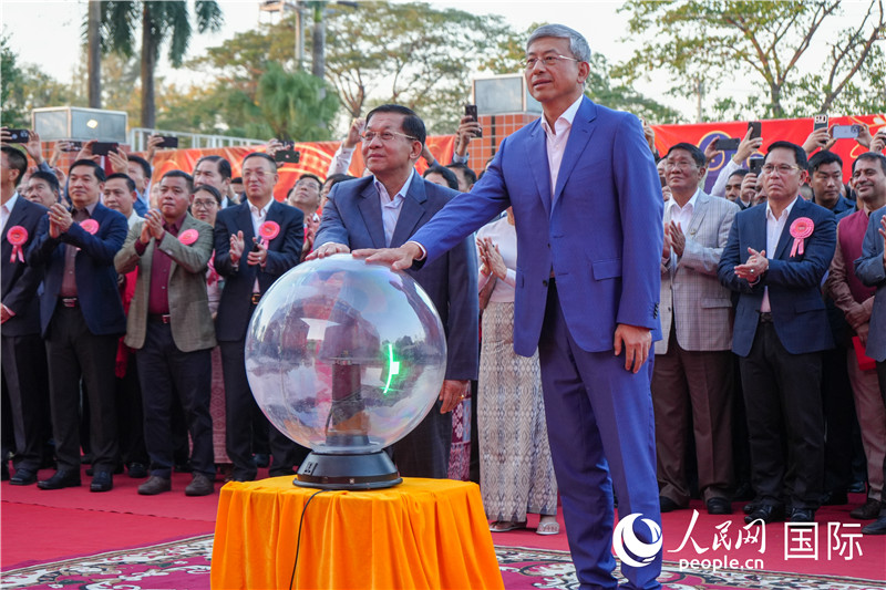 敏昂萊主席和陳海大使在中方援建和改造升級(jí)的仰光杜溫納國(guó)家體育館前共同按亮水晶球，啟動(dòng)“錦繡唐人街”新春慶典-人民網(wǎng)記者謝佳君攝