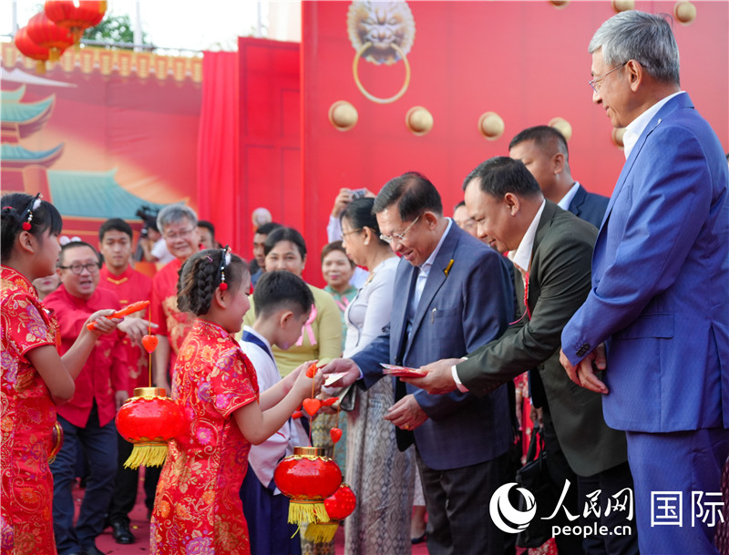 在活動(dòng)現(xiàn)場(chǎng)，敏昂萊主席夫婦根據(jù)當(dāng)?shù)貍鹘y(tǒng)向兒童送祝福1-人民網(wǎng)記者謝佳君攝
