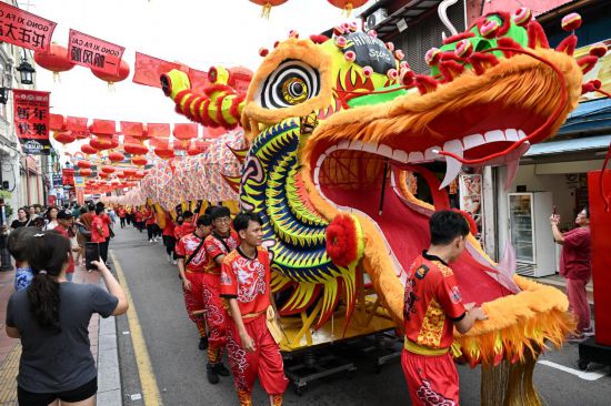 2月1日，由馬來西亞和中國的100多名青少年組成的舞龍隊(duì)在馬來西亞馬六甲市雞場街上共舞一條近200米的“長龍”。這是活動(dòng)現(xiàn)場的“長龍”。新華社記者程一恒攝